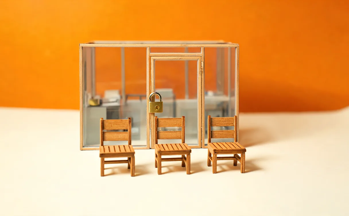 Miniatuur diorama-illustratie bij artikel 'OpenAI ontslaat drie veiligheidsonderzoekers na Witte Huis-belofte'